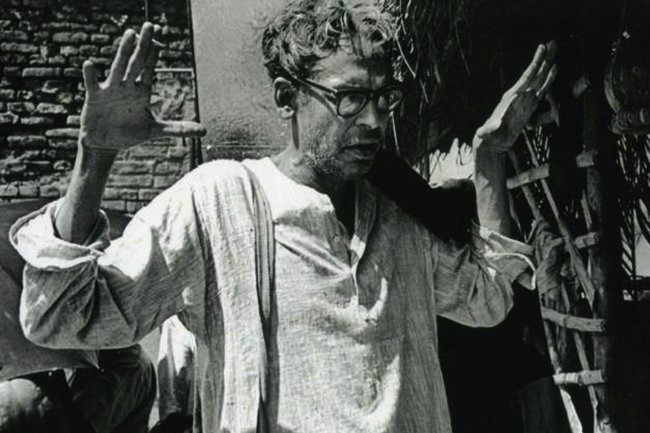 এলেই যখন, দুটো টাকা দিয়ে যাও’, বলে ঋত্বিক হাত বাড়ালেন