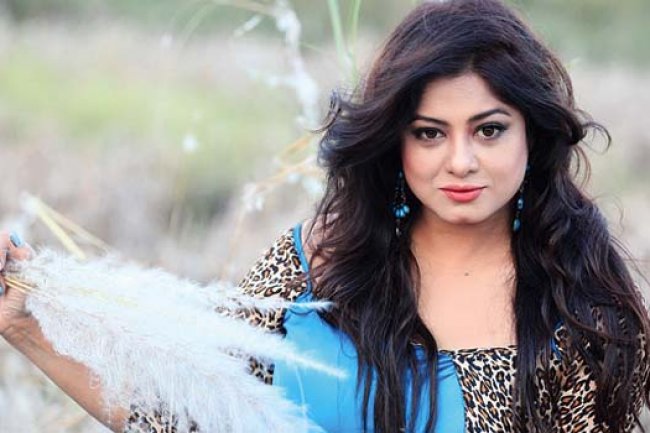 তারকাদের স্ক্যান্ডাল না খুঁজে উৎসাহ দিন: চিত্রনায়িকা মৌসুমীর অনুরোধ!!