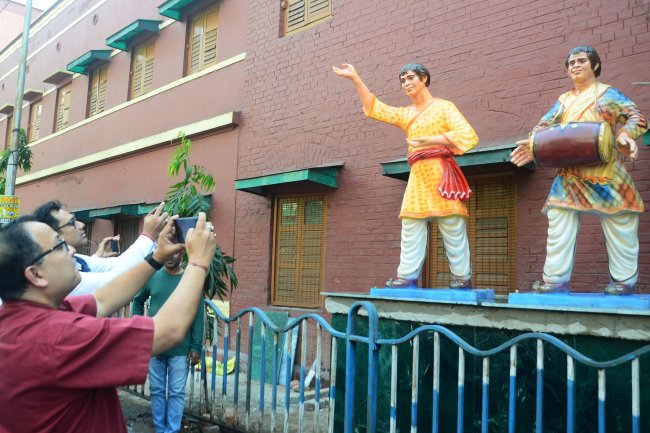 সত্যজিৎ রায়ের আদি বাড়ির সামনে ‘গুপী গাইন, বাঘা বাইন’!!