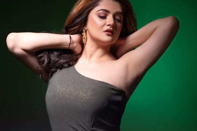 শ্রাবন্তীকে জাপটে ধরে চুম্বনের চেষ্টা! এরপর…