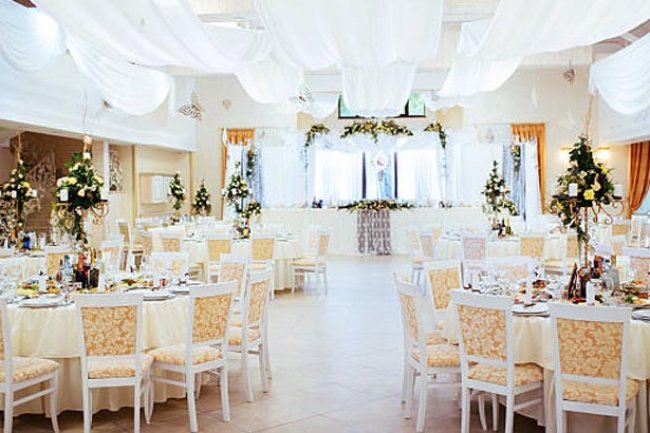 নিজের বিয়েতে সাবেক প্রেমিকদের নিমন্ত্রণ!