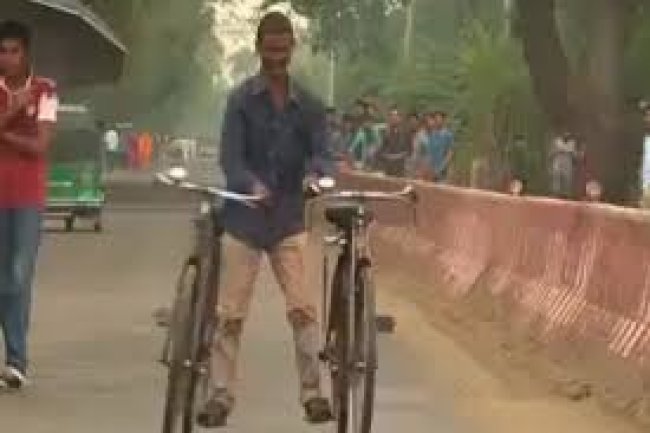 একই সঙ্গে দুটি সাইকেল চালিয়ে সোশ্যাল মিডিয়া কাঁপালেন