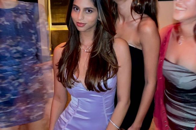 বন্ধুদের সঙ্গে হ্যাংআউট করে ভাইরাল শাহরুখ কন্যা