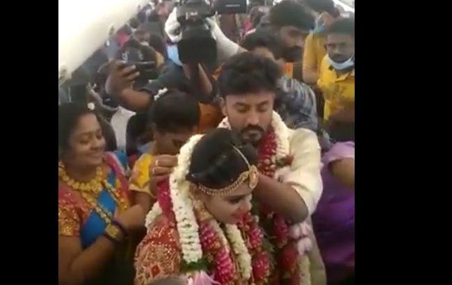 করোনা থেকে বাঁচতে মাঝ আকাশে বিয়ে (ভিডিওসহ)