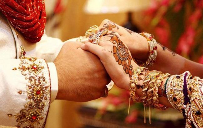 নতুন বউকে দূরে রাখতে চান যুবক, কিন্তু তার জন্য এমন অদ্ভুত কান্ড!