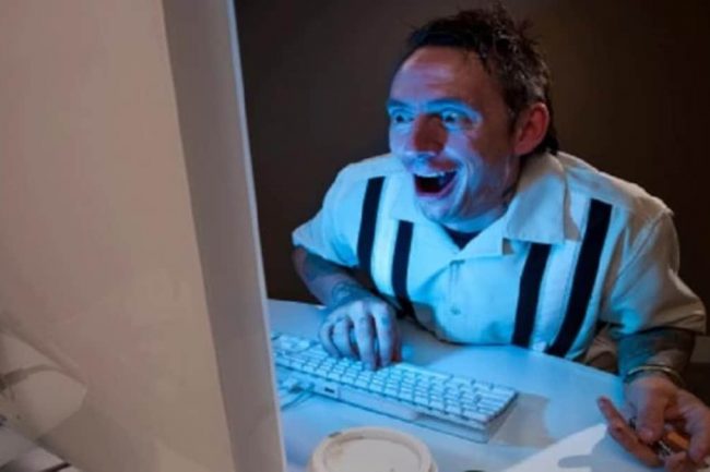 পর্ণ দেখতে বাধা দিয়ে জরিমানা দিলেন ২২ লাখা টাকা