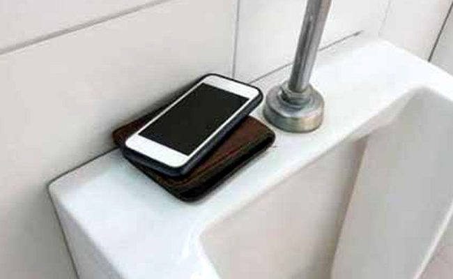 বাথরুমে মোবাইল ব্যবহার করলেই ভয়াবহ বিপদ!
