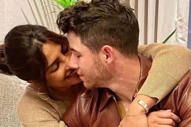 চুমু খাওয়ার আগের মুহূর্ত, নিককে জড়িয়ে ধরে চরম ঘনিষ্ঠতা প্রিয়ঙ্কার!