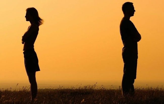 প্রেমিক চুম্বন করছে না এই অভিযোগ নিয়ে থানায় প্রেমিকা!!