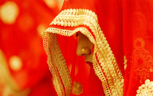 ৪০ বছর প্রেমের পর ধুমধাম করে বিয়ে, পাত্র দেখে তাজ্জব সবাই!