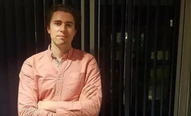 অন্যের জন্য লাইনে দাঁড়িয়ে দিনে আয় ১৮ হাজার টাকা!