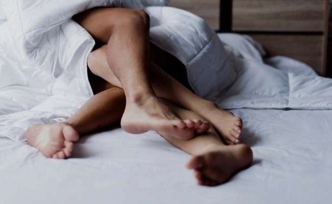 কফির অর্ডার দিয়েই পোশাক খুলতে শুরু করলেন যুবক-যুবতী! তারপর?