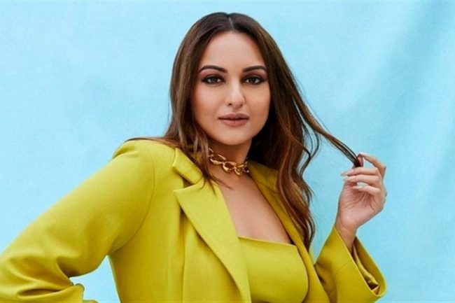 সিঙ্গল তকমা ঘুচল! কার প্রেমে হাবুডুবু খাচ্ছেন সোনাক্ষী? ফাঁস করলেন নিজেই!