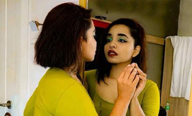 ভালোবেসে নিজেকেই বিয়ে করছেন তরুণী!