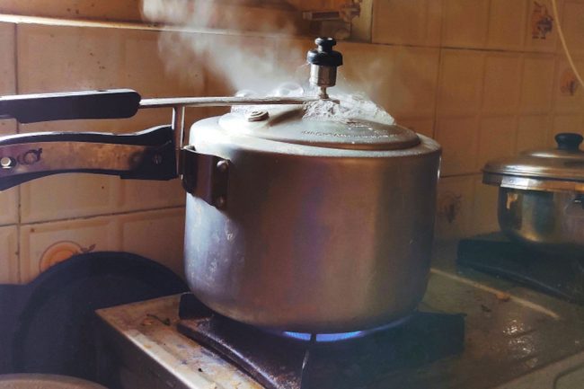 প্রেশার কুকার নিরাপদে ব্যবহার করার উপায়